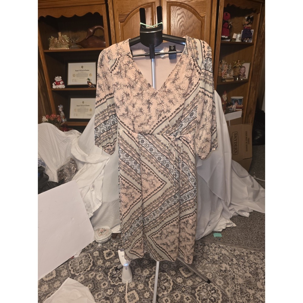 En Focas Studio Dress. Size 8. Fully Lined Midi Length. 3/4 Sheer Sleeves....